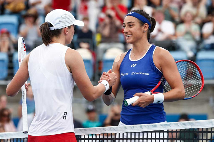 Hurkacz, yang menduduki peringkat sembilan dunia, tertinggi dalam kariernya, mengalahkan petenis kidal Adrian Mannarino 6-3, 7-5 di Sydney, sebelum petenis nomor satu dunia Swiatek menumbangkan Caroline Garcia 4-6, 6-1, 6-1.