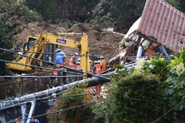 Gempa berkekuatan 7,6 skala Richter tersebut menyebabkan kerusakan struktural yang luas dan kebakaran di Prefektur Ishikawa di pesisir Laut Jepang, dan pejabat kota di Wajima, salah satu daerah yang terkena dampak paling parah, yakin ada sekitar 100 lokasi di mana orang-orang masih terjebak di bawah bangunan yang hancur dan menunggu untuk diselamatkan.