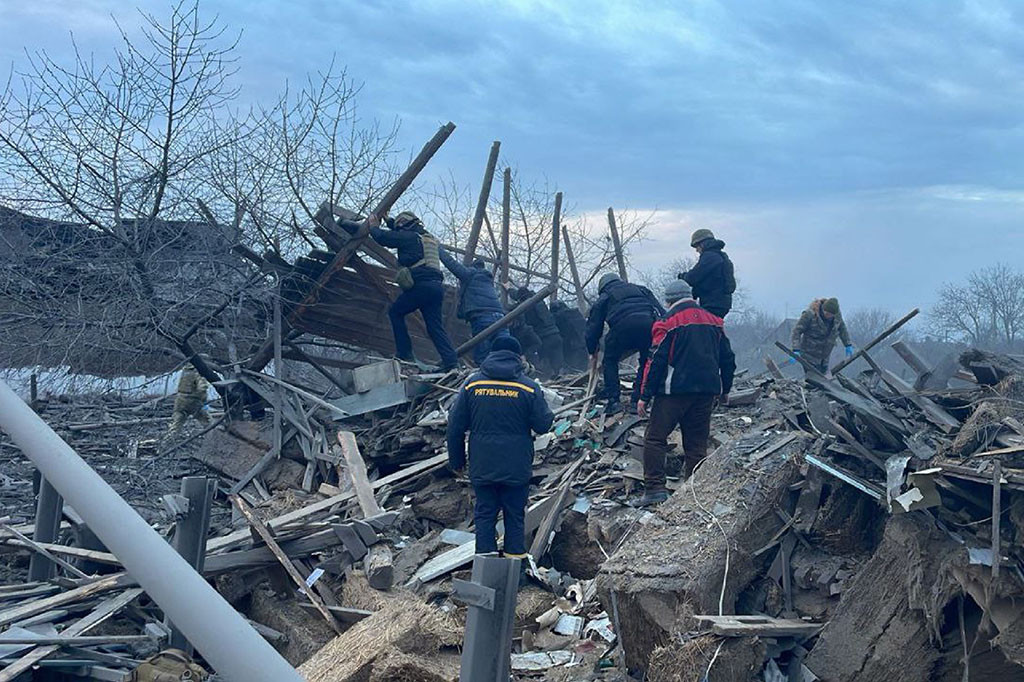 Setidaknya 11 orang, termasuk lima anak-anak, tewas akibat serangan rudal Rusia di kota Pokrovsk di Ukraina timur pada hari Sabtu, 6 Januari 2024, kata gubernur wilayah tersebut, ketika pemboman semakin intensif.