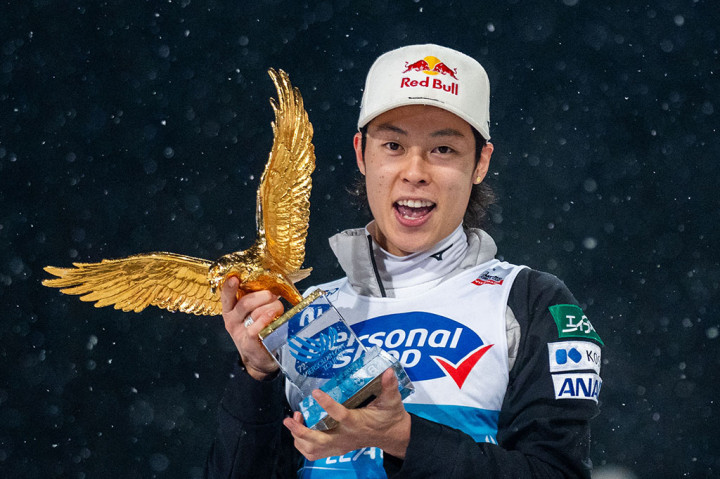 Pemain berusia 27 tahun itu bergabung dengan Janne Ahonen (lima), Jens Weissflog (empat), Helmut Recknagel (tiga), Bjorn Wirkola (tiga) dan Kamil Stoch (tiga) yang telah mengklaim tiga gelar dalam ajang yang diadakan di Jerman dan Austria pada pukul Oberstdorf, Garmisch, Innsbruck dan Bischofshofen.