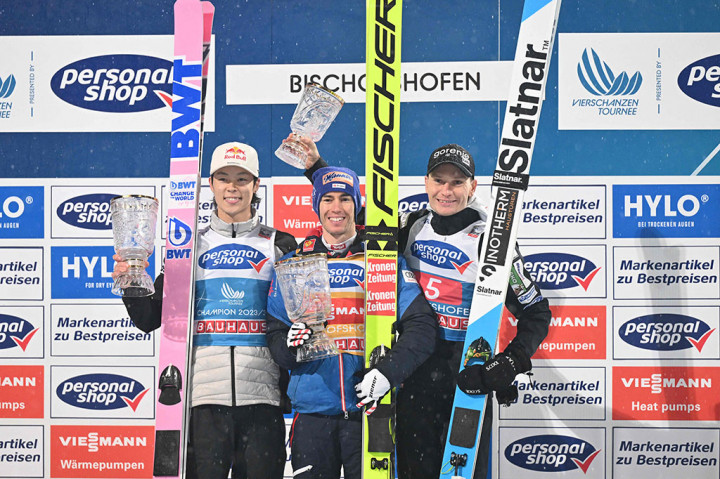 Ryoyu Kobayashi dari Jepang pada hari Sabtu, 6 Januari 2024 menjadi orang keenam yang memenangkan turnamen lompat ski bergengsi Four Hills dalam tiga kesempatan.