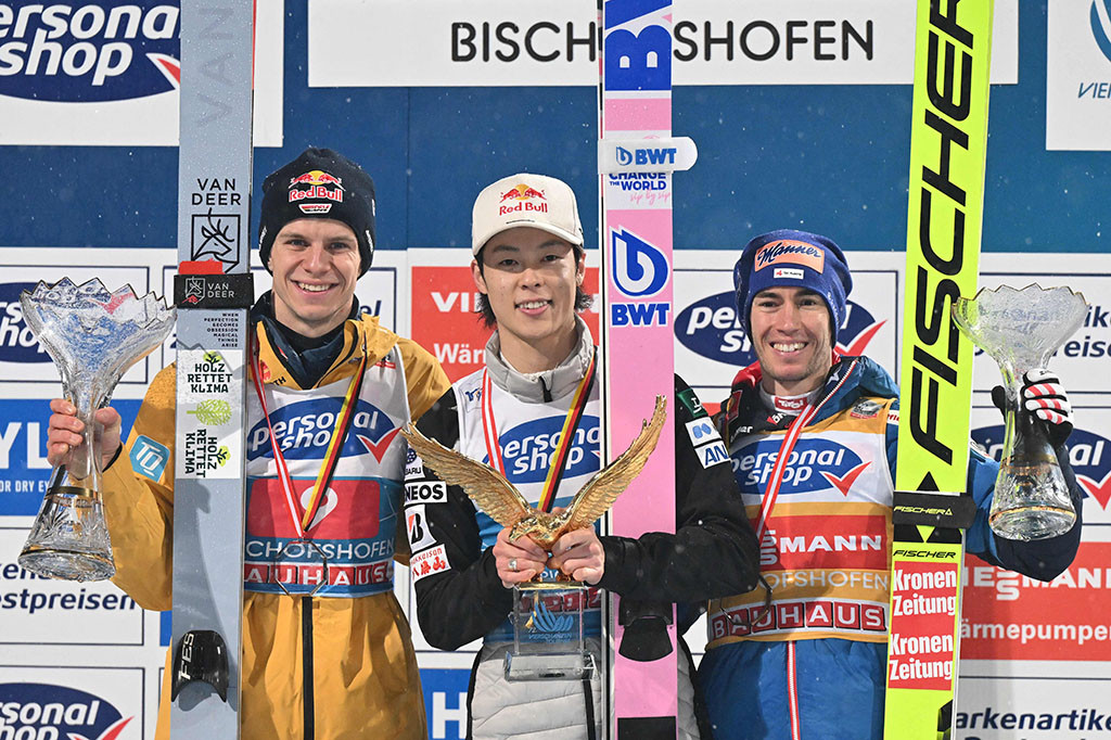 Kobayashi menambahkan gelar juara pada tahun 2024 menjadi kemenangannya pada tahun 2019, ketika ia menyapu seluruh empat putaran, dan pada tahun 2022 setelah finis di posisi kedua dalam empat pertandingan terakhir di Bischofshofen di Austria.