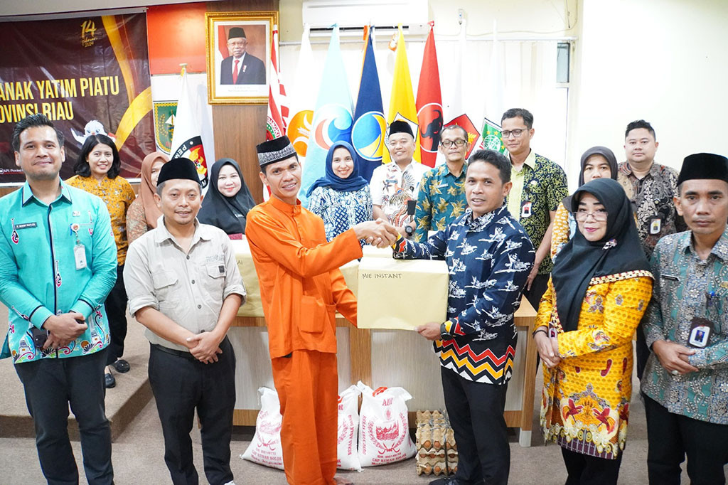 Hadir dalam kegiatan tersebut Pelaksana Harian (Plh) Ketua KPU Riau Abdul Rahman, Divisi Sosialisasi Parmas dan SDM KPU Riau Nugroho Noto Susanto, Sekretaris KPU Riau Sri Lestariningsih, Ketua dan Anggota Bawaslu Riau, Polda Riau diwakili oleh Kapolres Siak, Kasubdit Intel, Dandim Siak, Manajer Operasional PT. Pelindo dan pihak ekspedisi Langgeng Ekspres.