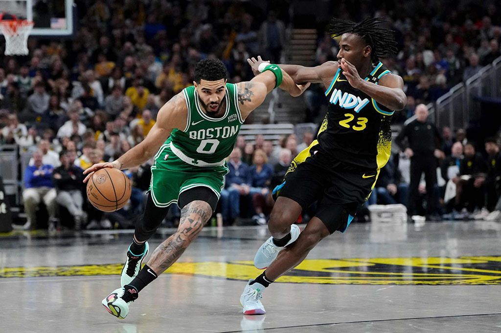 Tatum mencetak 38 poin dan Brown menambah 31 poin untuk Celtics yang memimpin liga, yang menahan Pacers pada poin terendah musim ini ketika mereka menghentikan enam kemenangan beruntun Indiana.