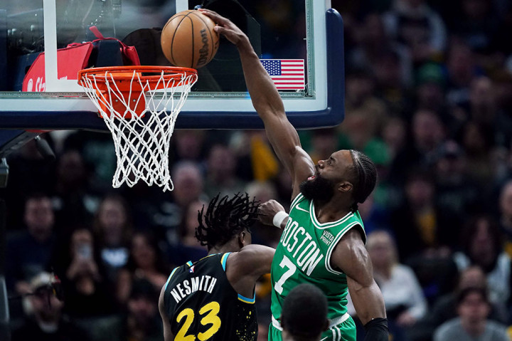 Tatum menghasilkan delapan lemparan tiga angka, yang tertinggi musim ini setengah dari 16 lemparan Celtics. Dia menambahkan 13 rebound dan enam assist.