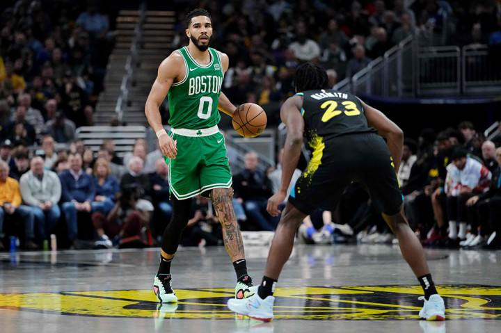 Jayson Tatum dan Jaylen Brown digabungkan untuk menghasilkan 69 poin dan Boston Celtics kembali mengendalikan serangan kuat Indiana Pacers dalam kemenangan NBA 118-101 di Indianapolis pada hari Sabtu, 6 Januari 2024.