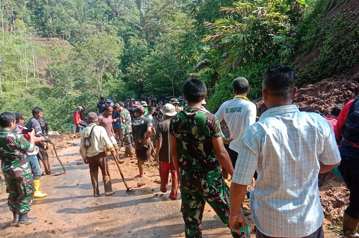 Ketua Taruna Siaga Bencana (Tagana) Kabupaten Tasikmalaya, Jembar Adisetya mengatakan, intesitas hujan tinggi pada awal bulan Januari menyebabkan sebuah tebing setinggi 20 meter longsor menimbun jalan di Desa Pusparaja dan Desa Nangtang. Namun, dalam kejadian tersebut tidak ada korban jiwa tapi proses evaluasi material dilakukan secara manual tanpa menunggu ekskavator.