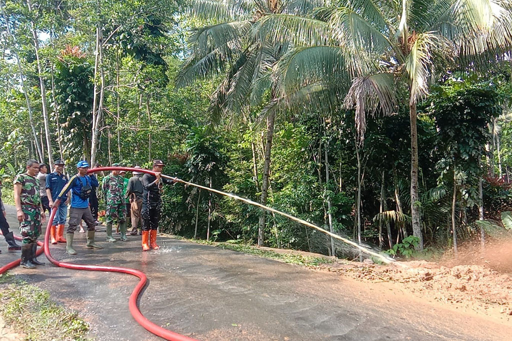 Intensitas hujan tinggi yang terjadi sejak siang hingga malam menyebabkan tebing setinggi 20 meter di Desa Pusparaja, Desa Nangtang tertutup longsor sepanjang 12 meter dengan ketebalan 4 meter. Kejadian tersebut, tidak menimbulkan korban jiwa tapi akses jalan penghubung di Kecamatan Cigalontang dan Singaparna terisolasi.