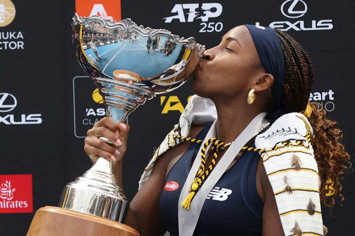 Petenis AS Coco Gauff mencium trofi turnamen Auckland Classic yang baru saja dia raih di Aucland, Selandia Baru, Minggu, 7 Januari 2024.