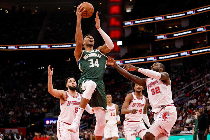 Bintang Bucks Giannis Antetokounmpo mencetak 48 poin dan 17 rebound, namun timnya tak bisa berbuat banyak menghadapi Rockets setelah kuarter pertama.