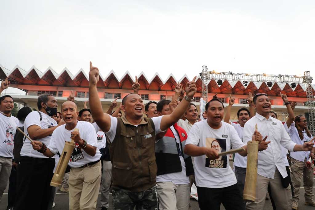 Puluhan pendukung pasangan calon presiden Anies Baswedan dan calon wakil presiden Muhaimin Iskandar (AMIN) mulai memadati Istora Senayan, Jakarta tempat berlangsungnya debat capres, Minggu, 7 Januari 2024.