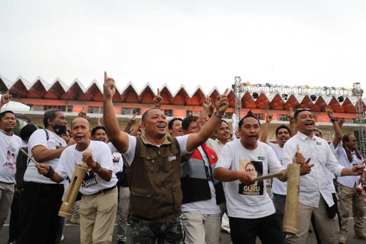 Puluhan pendukung pasangan calon presiden Anies Baswedan dan calon wakil presiden Muhaimin Iskandar (AMIN) mulai memadati Istora Senayan, Jakarta tempat berlangsungnya debat capres, Minggu, 7 Januari 2024.