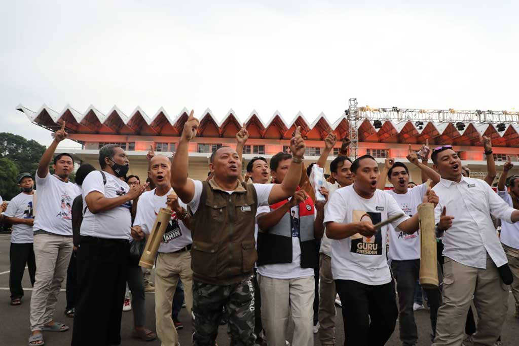 Pendukung AMIN mulai tiba di depan Istora Senayan Jakarta pada pukul 17.00 WIB.