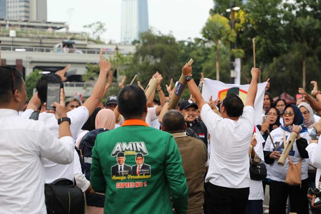 Ada juga pendukung AMIN yang membawa kentongan untuk mengiringi yel-yel, sehingga suasana menjadi tambah semarak.