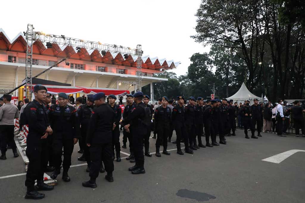 Kepolisian memperketat penjagaan area menjelang debat calon presiden (capres) Pemilu 2024 di Istora Senayan, Jakarta, pada Minggu, 7 Januari 2024.