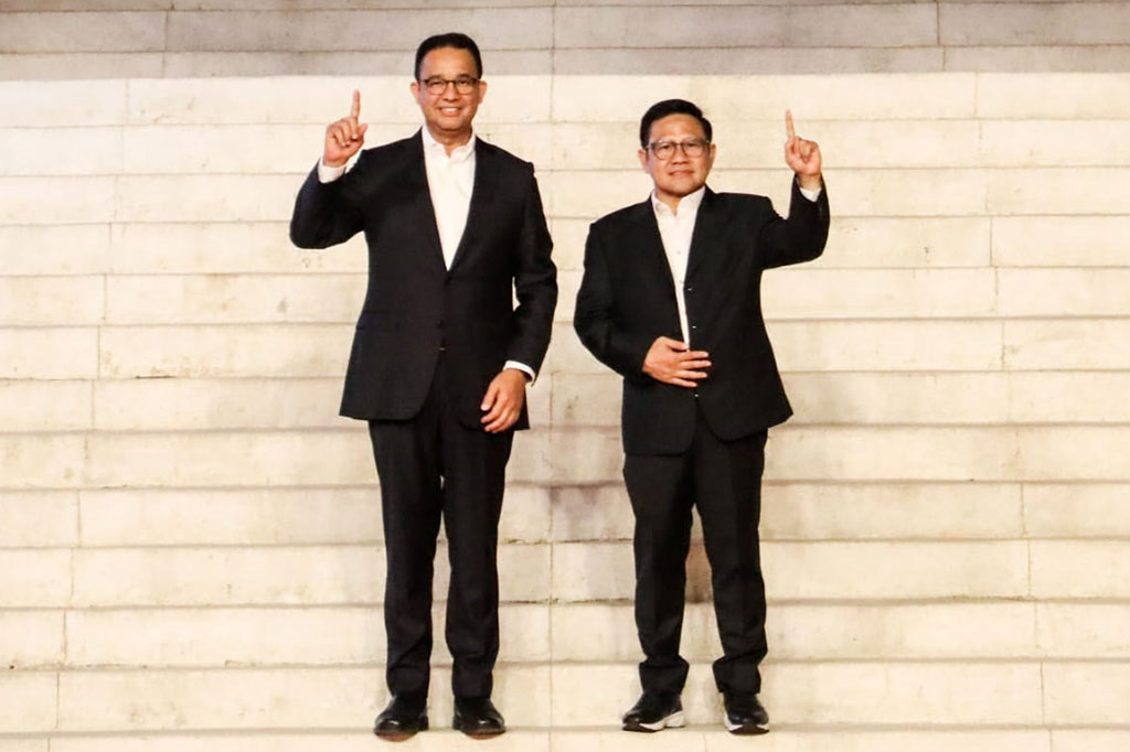 Anies Baswedan-Muhaimin Iskandar tiba di lokasi debat pada pukul 18.53 WIB. AMIN kompak mengenakan setelan kemeja putih dengan jas hitam.