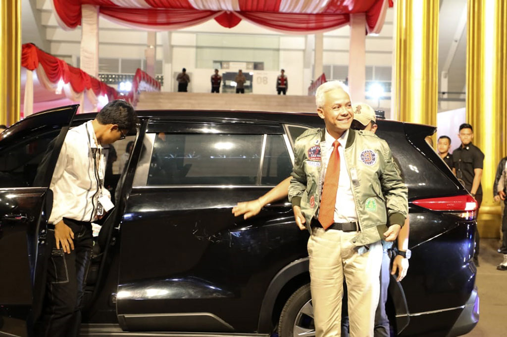 Pasangan Ganjar Pranowo-Mahfud Md tiba paling awal pada pukul 18.30 WIB. Ganjar-Mahfud tiba dengan mengenakan jaket ala top gun