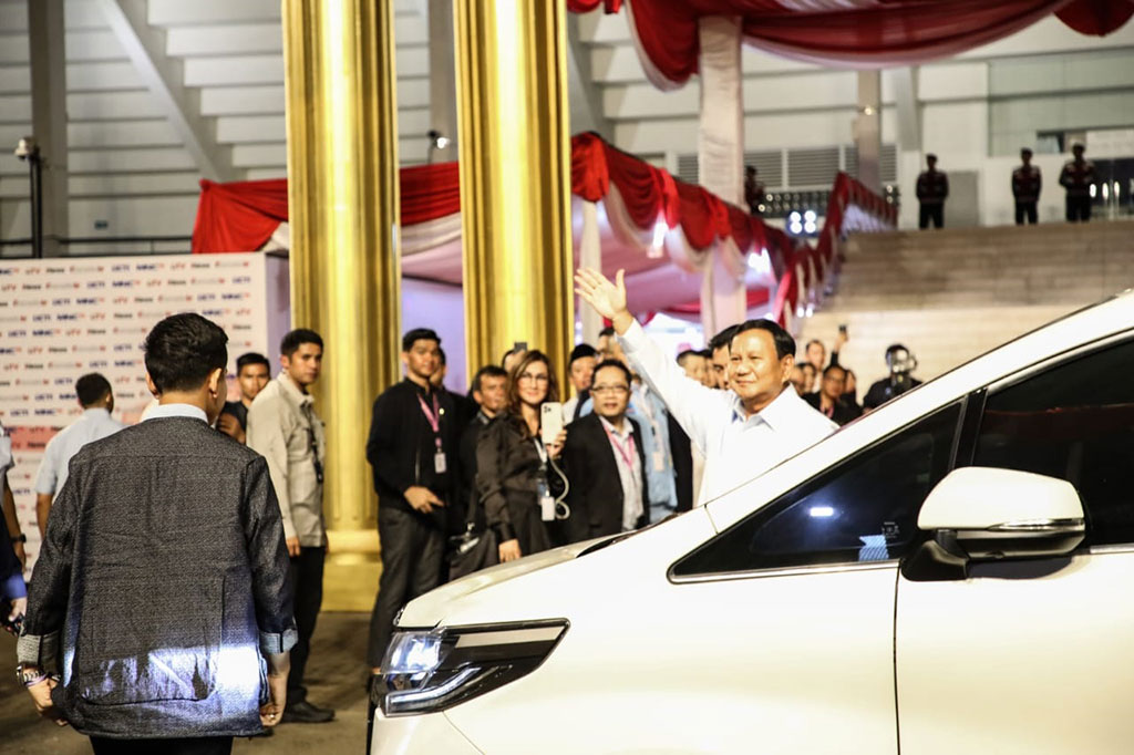 Pasangan Prabowo-Gibran Rakabuming Raka tiba sekitar pukul 18.40 WIB. Prabowo-Gibran tiba dengan mengenakan baju kemeja berwarna biru muda.