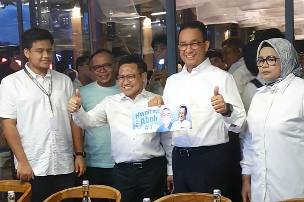 Calon presiden (capres) nomor urut 1 Anies Baswedan mendapat  bertuliskan Hwaiting!! Abah #1 di Restoran On3, Senayan, Jakarta, Minggu, 7 Januari 2024.