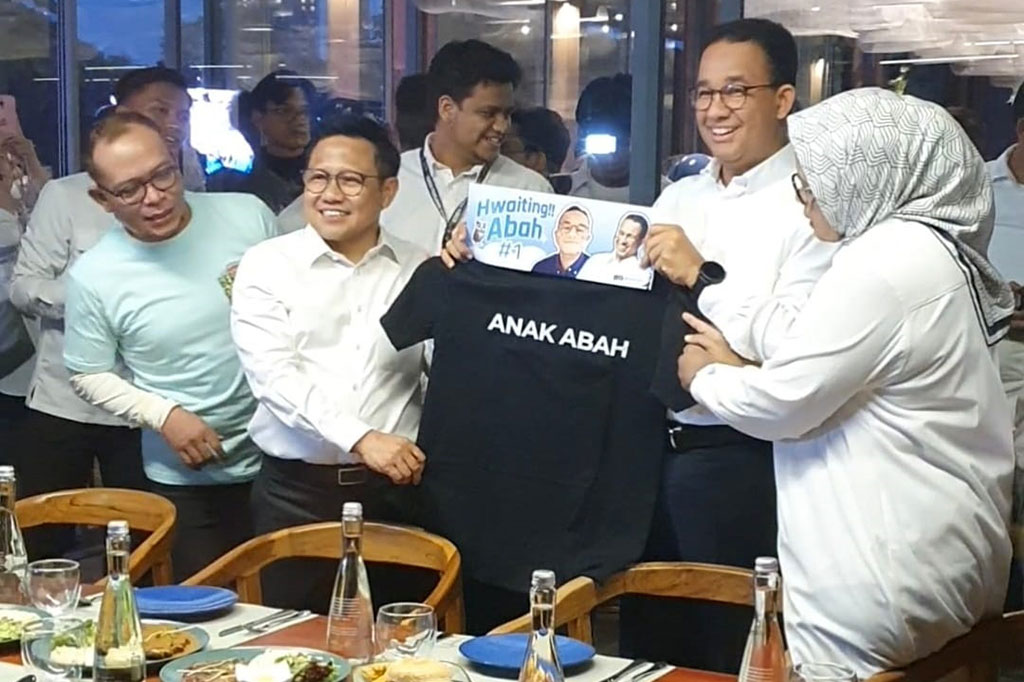 Selain itu, Anies juga mendapat kaos yang pada bagian depannya bertuliskan 'Anak Abah'.