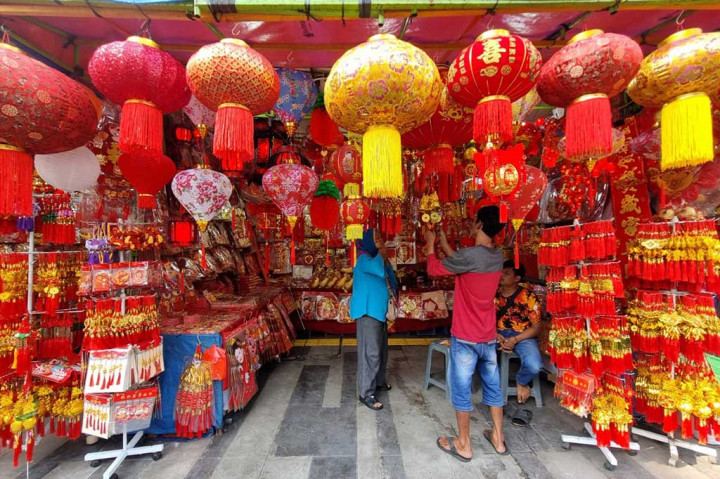 Pedagang menjajakan pernak-pernik Imlek dengan memenuhi trotoar kawasan Petak Sembilan, Glodok, Jakarta Barat, Minggu, 7 Januari 2024. 