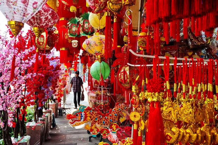 Sebulan jelang Tahun Baru Imlek yang jatuh pada 10 Februari 2024, para pedagang mulai menjajakan pernak pernik mulai dari amplop ampau seharga Rp5.000 hingga lampion seharga jutaan rupiah berdasarkan jenis dan ukuran. 