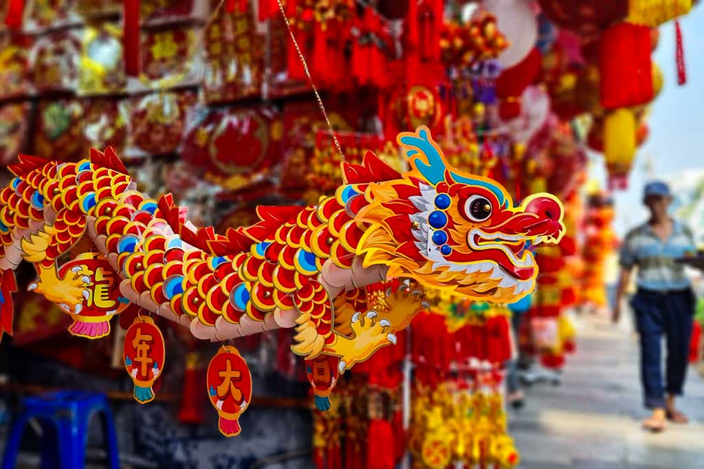 Pada perayaan tahun ini menjadi tahunnya shio Naga Kayu atau Wood Dragon. Dilansir South China Morning Post, dalam astronomi Tiongkok, Shio Naga adalah lambang kesuksesan, kecerdasan, dan kehormatan.