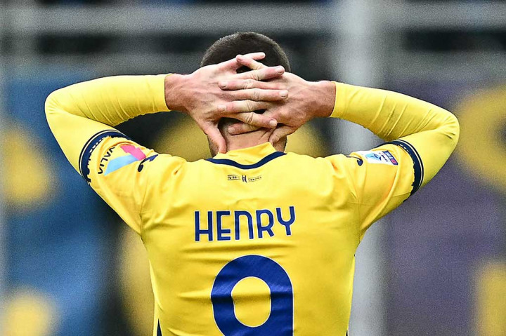 Striker Verona Thomas Henry dan keluarganya mendapat ancaman pembunuhan setelah gagal mengeksekusi penalti di menit-menit terakhir, sehingga timnya kalah 1-2 di kandang di Inter Milan, Sabtu, 6 Januari 2024. Henry menyesali ancaman tersebut.
