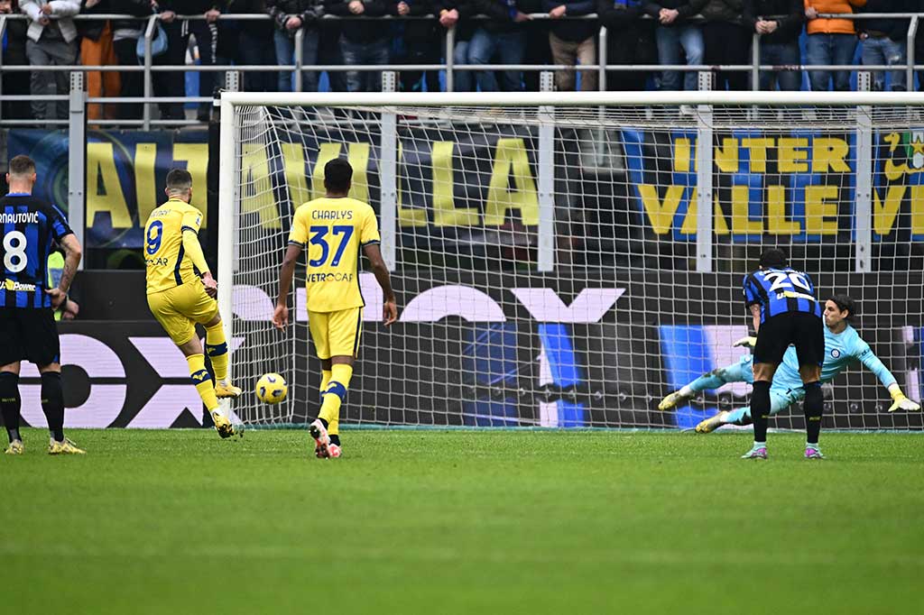 Tendangan pemain Prancis Henry, 29, membentur tiang gawang pada menit ke-10 masa tambahan waktu di San Siro. Kekalahan ini membuat Verona berada di zona degradasi Serie A.