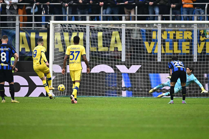 Tendangan pemain Prancis Henry, 29, membentur tiang gawang pada menit ke-10 masa tambahan waktu di San Siro. Kekalahan ini membuat Verona berada di zona degradasi Serie A.