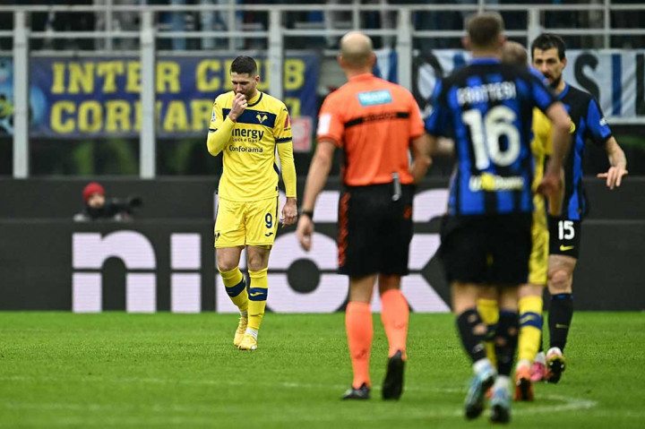 “Kepada semua orang yang berpikir bahwa mereka mengetahui sepak bola lebih baik daripada siapa pun dan yang menghina dan mendoakan kematian bagi saya dan keluarga saya, saya berharap suatu hari dalam kehidupan kecil Anda, Anda akan menemukan kedamaian,” kata Henry di Instagram.