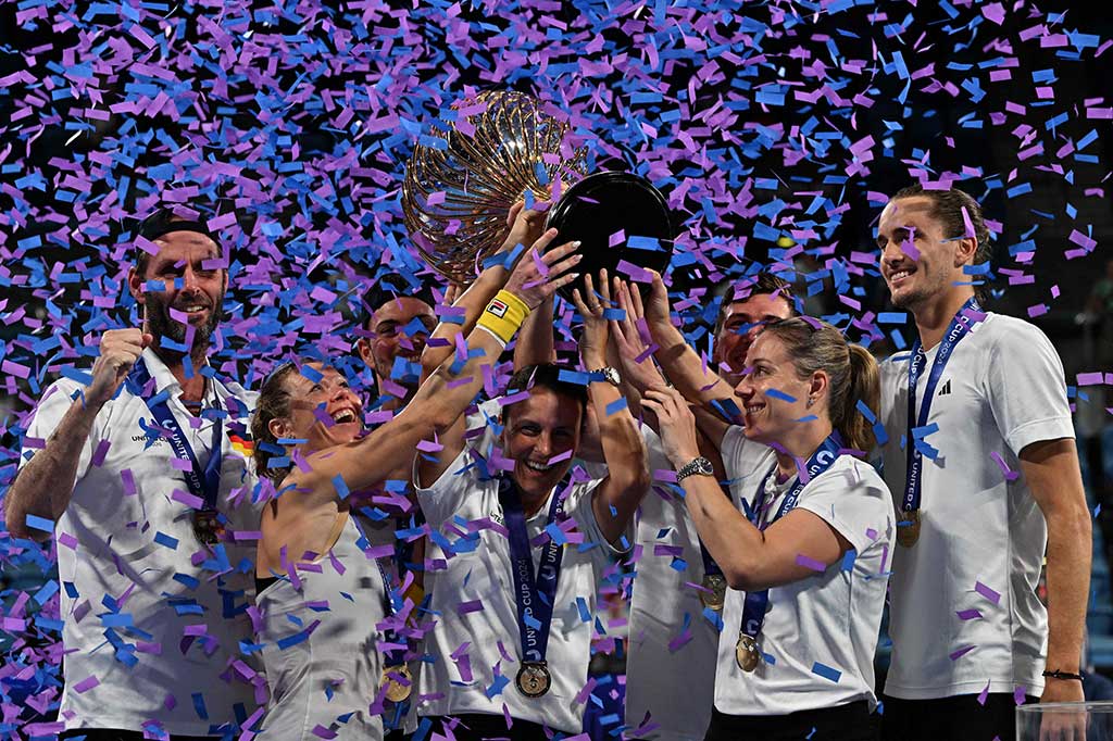 Para pemain Jerman meluapkan kegembiraan usai meraih gelar United Cup di Ken Rosewall Arena, Sydney, Minggu, 7 Januari 2024.