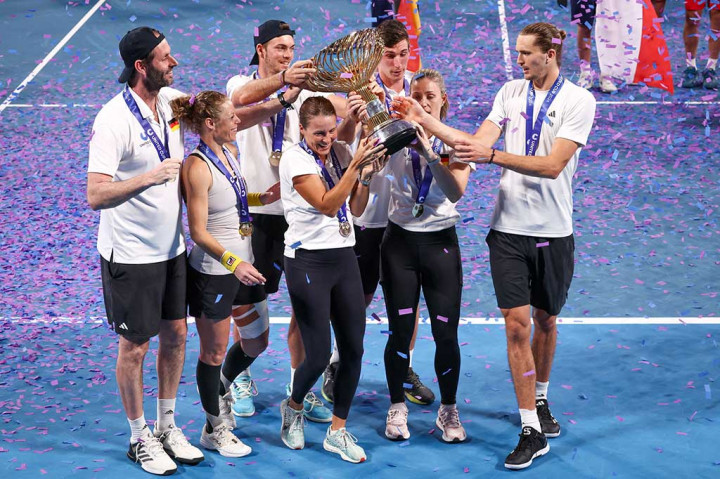 Alexander Zverev menyelamatkan dua match point dalam kemenangan tiga set atas Hubert Hurkacz untuk membantu Jerman mengalahkan unggulan teratas Polandia dan meraih gelar United Cup perdananya di Sydney, Minggu, 7 Januari 2024.