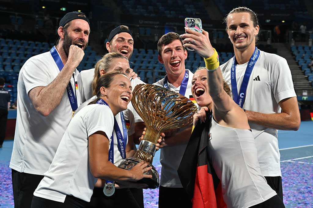 Zverev kembali berpasangan dengan Laura Siegemund dan memastikan gelar juara 6-4, 5-7, 10-4 atas Swiatek dan Hurkacz di ganda campuran penentu. 