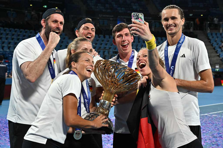 Zverev kembali berpasangan dengan Laura Siegemund dan memastikan gelar juara 6-4, 5-7, 10-4 atas Swiatek dan Hurkacz di ganda campuran penentu. 