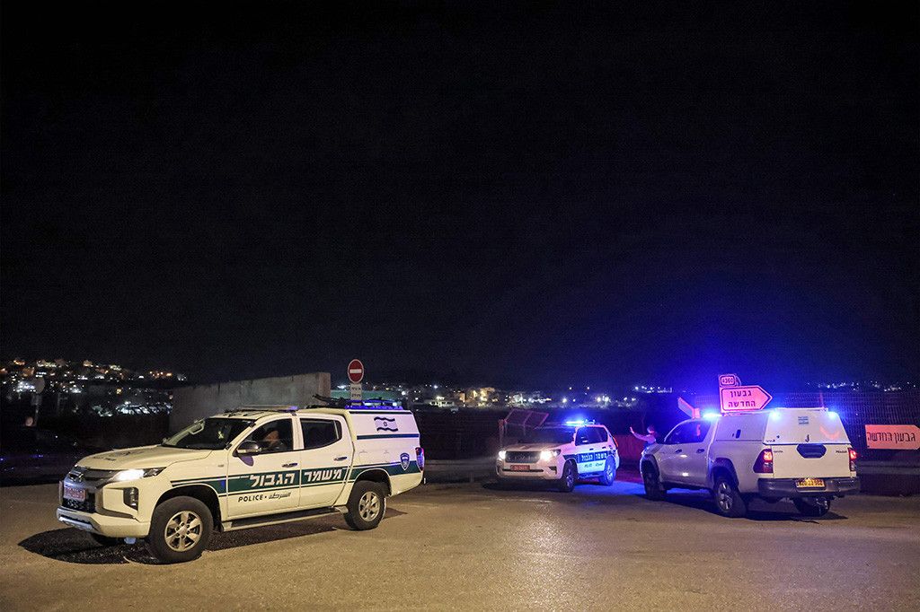 Akibat penembakan terhadap teroris, seorang gadis yang berada di kendaraan lain di pos pemeriksaan terluka, kata polisi.