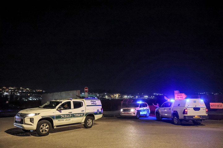 Akibat penembakan terhadap teroris, seorang gadis yang berada di kendaraan lain di pos pemeriksaan terluka, kata polisi.