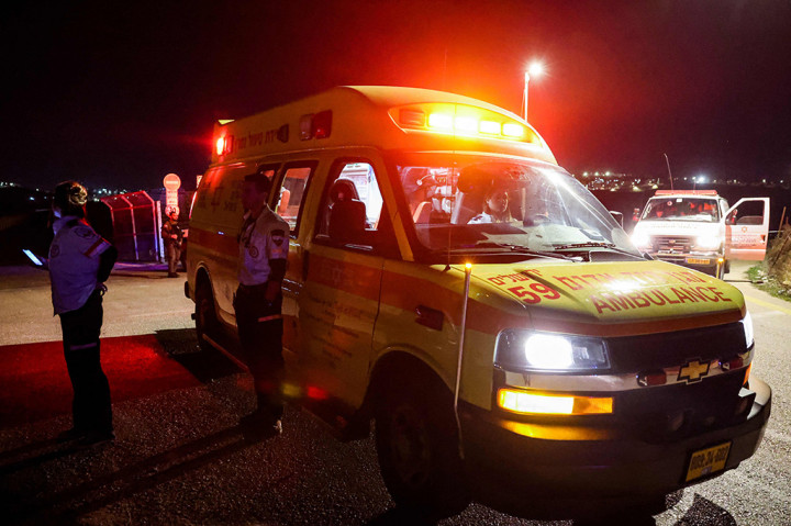 Menurut pernyataan polisi dan rekaman yang dibagikan oleh pasukan tersebut, seorang pengemudi van berbelok ke arah petugas di sebuah pos pemeriksaan antara Yerusalem dan Ramallah, sehingga mendorong mereka untuk melepaskan tembakan.