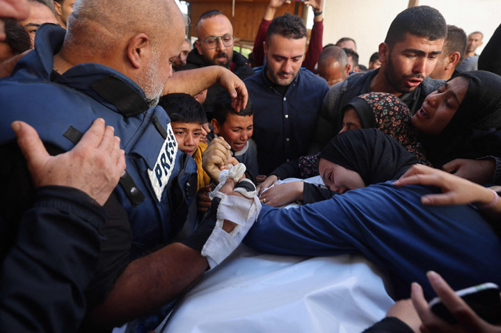 Hamza Wael Dahdouh dan Mustafa Thuria, yang juga bekerja sebagai perekam video untuk AFP dan organisasi berita lainnya, terbunuh ketika mereka dalam perjalanan untuk melaksanakan tugas mereka untuk saluran tersebut di Jalur Gaza, kata jaringan tersebut.