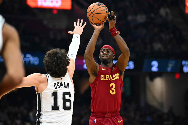 Cleveland Cavaliers, yang didorong oleh 29 poin dari Jarrett Allen, menahan serangan dari Victor Wembanyama dan San Antonio Spurs pada hari Minggu, 7 Januari 2024 untuk meraih kemenangan NBA 117-115.