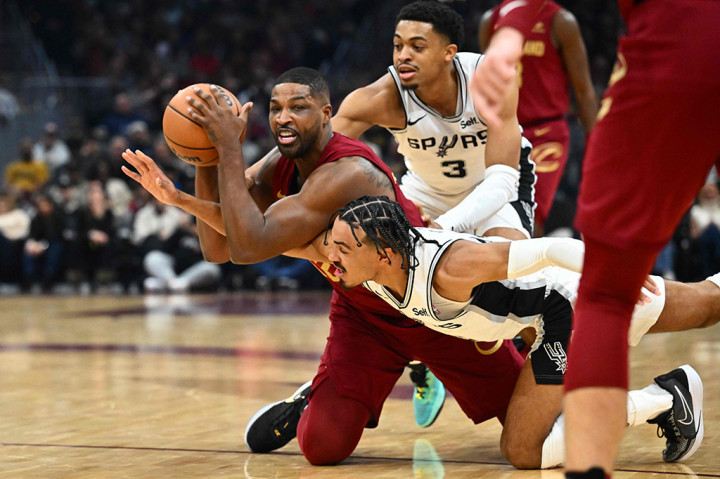 Keajaiban Prancis Wembanyama mencetak 24 poin, melakukan 10 rebound dan memblokir lima tembakan dalam waktu kurang dari 25 menit di lapangan, dan memberikan kesan yang baik kepada veteran tujuh tahun Allen.