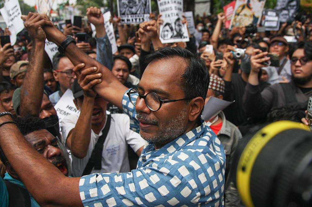Majelis hakim menganggap tuntutan pertama kepada Haris Azhar dan Fatia tidak memenuhi unsur hukum, sebab yang diperbincangkan oleh mereka bukanlah hal yang termasuk dalam dugaan penghinaan. Dengan demikian keduanya pun terbebas dari dakwaan pertama.