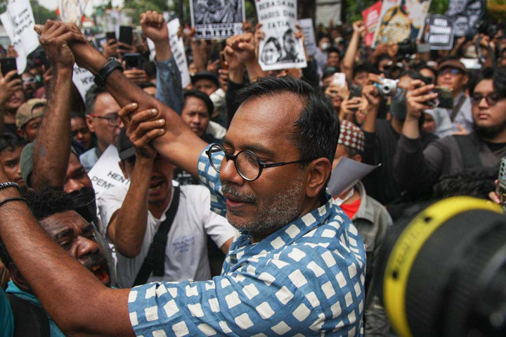 Majelis hakim menganggap tuntutan pertama kepada Haris Azhar dan Fatia tidak memenuhi unsur hukum, sebab yang diperbincangkan oleh mereka bukanlah hal yang termasuk dalam dugaan penghinaan. Dengan demikian keduanya pun terbebas dari dakwaan pertama.