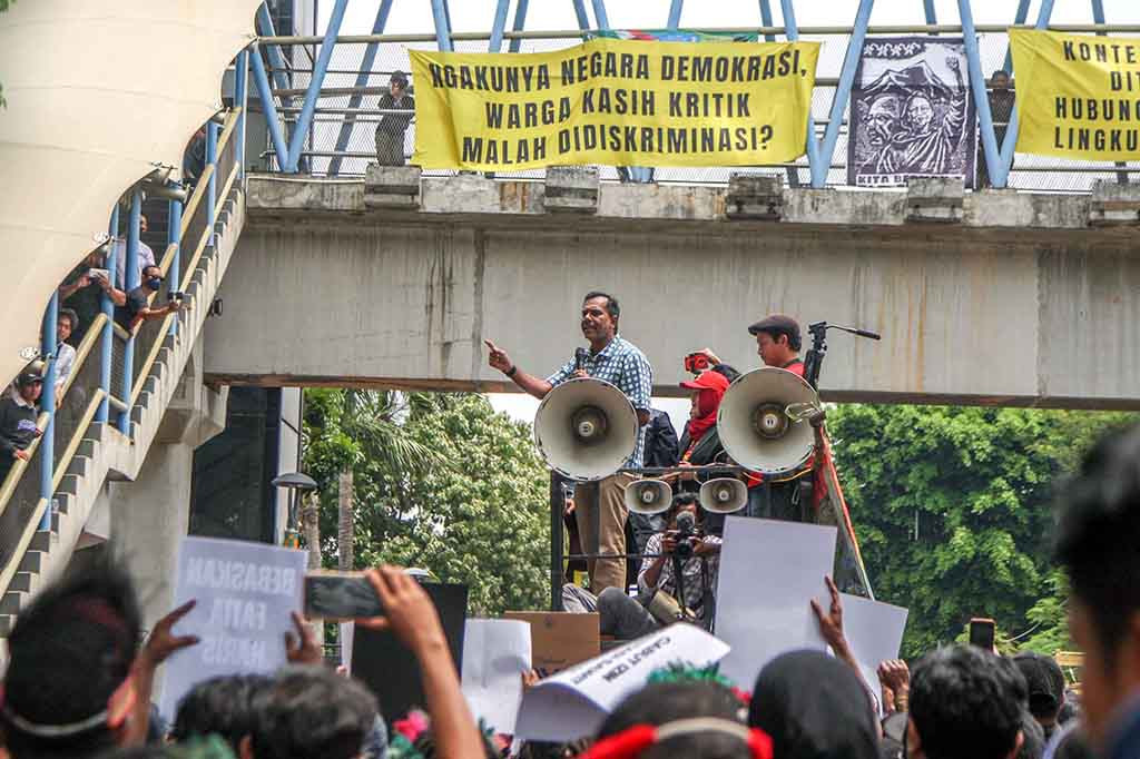 Tak hanya itu, Haris sebagai Direktur Lokataru dan Fatia Maulidiyanti sebagai Koordinator Komisi untuk Orang Hilang dan Korban Tindak Kekerasan (KontraS) juga lepas dari dakwaan kedua dan subsider yakni penyebaran berita bohong.
