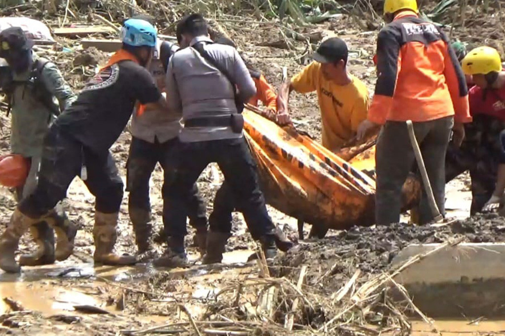 Sedikitnya dua orang meninggal dunia dan sembilan orang lainnya luka-luka akibat bencana longsor di objek wisata pemandian Cipondoh, Kabupaten Subang, Jawa Barat. Tim gabungan dikerahkan untuk mengevakuasi korban.