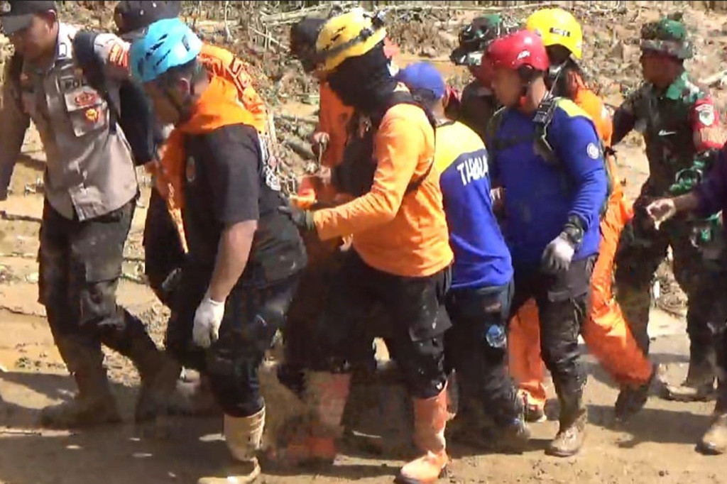 Sekitar 100 Tim SAR Gabungan dikerahkan untuk melakukan pencarian korban tanah longsor di Kampung Cipondok Desa Pasanggrahan Kecamatan Kasomalang Kabupaten Subang.