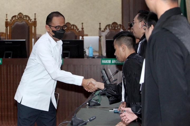 Menurut majelis hakim, Rafael Alun terbukti secara sah dan meyakinkan menurut hukum bersalah melakukan tindak pidana korupsi dan TPPU, sebagaimana dakwaan kesatu, kedua, dan ketiga JPU KPK. Dengan demikian, Rafael dinyatakan melanggar seluruh pasal yang didakwakan.