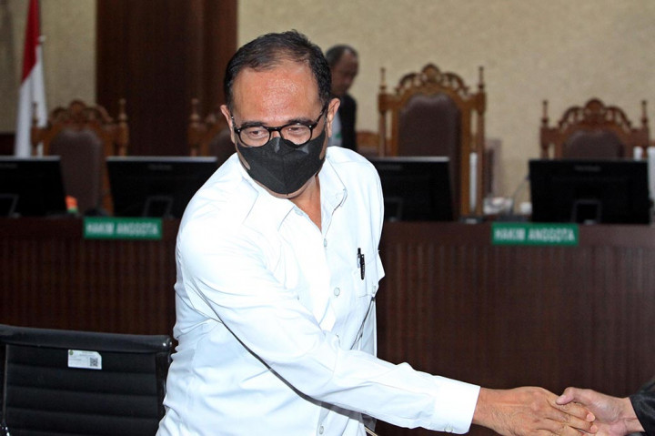 Sebelumnya, Senin, 11 Desember 2023, Rafael Alun Trisambodo dituntut hukuman 14 tahun kurungan penjara serta pidana denda sebesar Rp1 miliar subsider pidana kurungan pengganti selama 6 bulan. Ia juga dituntut membayar uang pengganti sebesar Rp18.994.806.137,00, subsider 3 tahun.