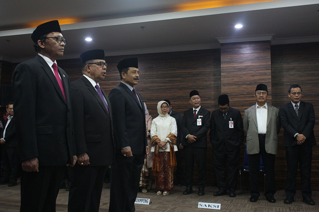 Mereka kemudian akan menjalankan tugas sebagai anggota MKMK sejak 8 Januari sampai dengan 31 Desember 2024.