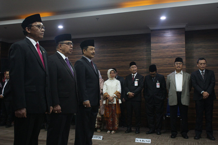 Mereka kemudian akan menjalankan tugas sebagai anggota MKMK sejak 8 Januari sampai dengan 31 Desember 2024.